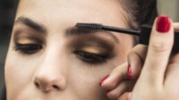 Kaş bakımı nasıl yapılır? Gür ve doğal kaşlar için yapmanız gerekenler