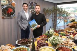 Ömür Akkor ile Komili Lezzet Seyahatnamesi kitabının ikincisi yayınlandı!