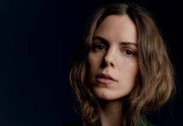 Alternatif müziğin dikkat çeken isminden yeni şarkı!