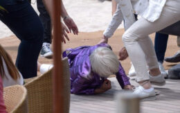 72 Yaşındaki oyuncu Cannes Film Festivali’nde yere böyle kapaklandı!