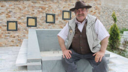 Ünlü oyuncu ölmeden mezarını yaptırdı!