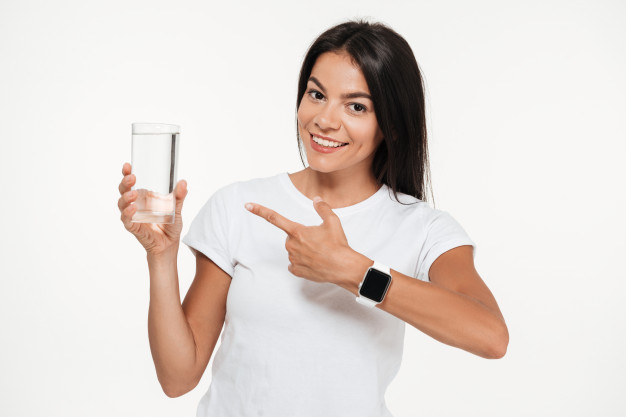 Su gösteren kadın ve beyaz kol saati