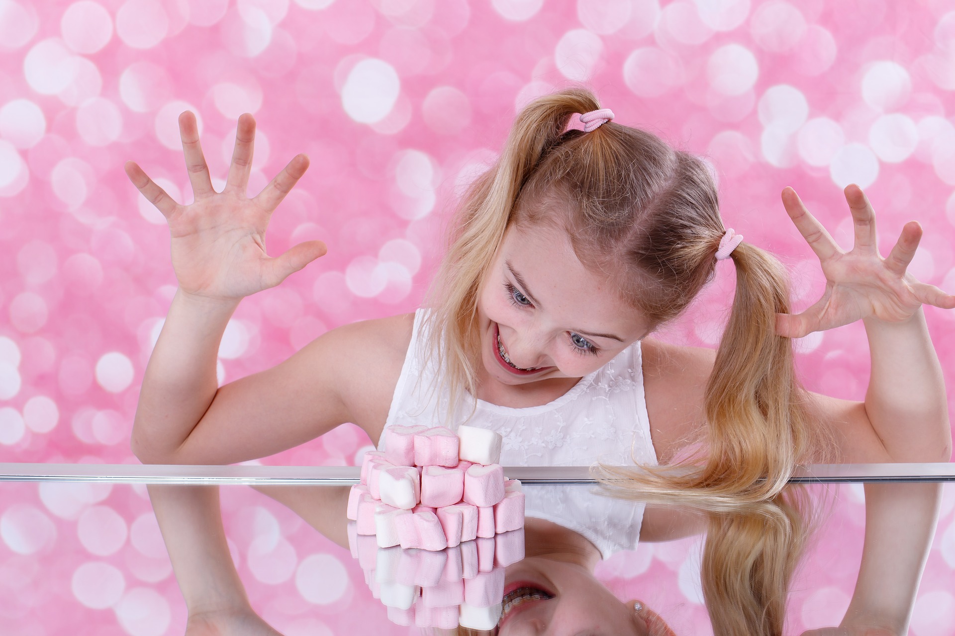 çocuklarda iştahsızlık GÖRSELİ şeker yiyen kız